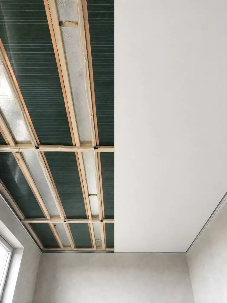 Bildmontage aus zwei Fotos: links die offene Decke mit Heizfolie, rechts die fertige Spanndecke