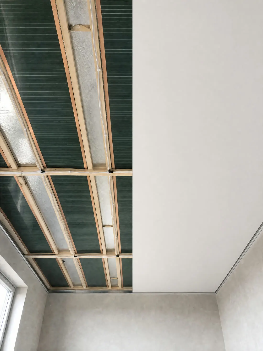 Die Spanndecke ist zur Hälfte verspannt, rechts ist die Technik bereits verdeckt