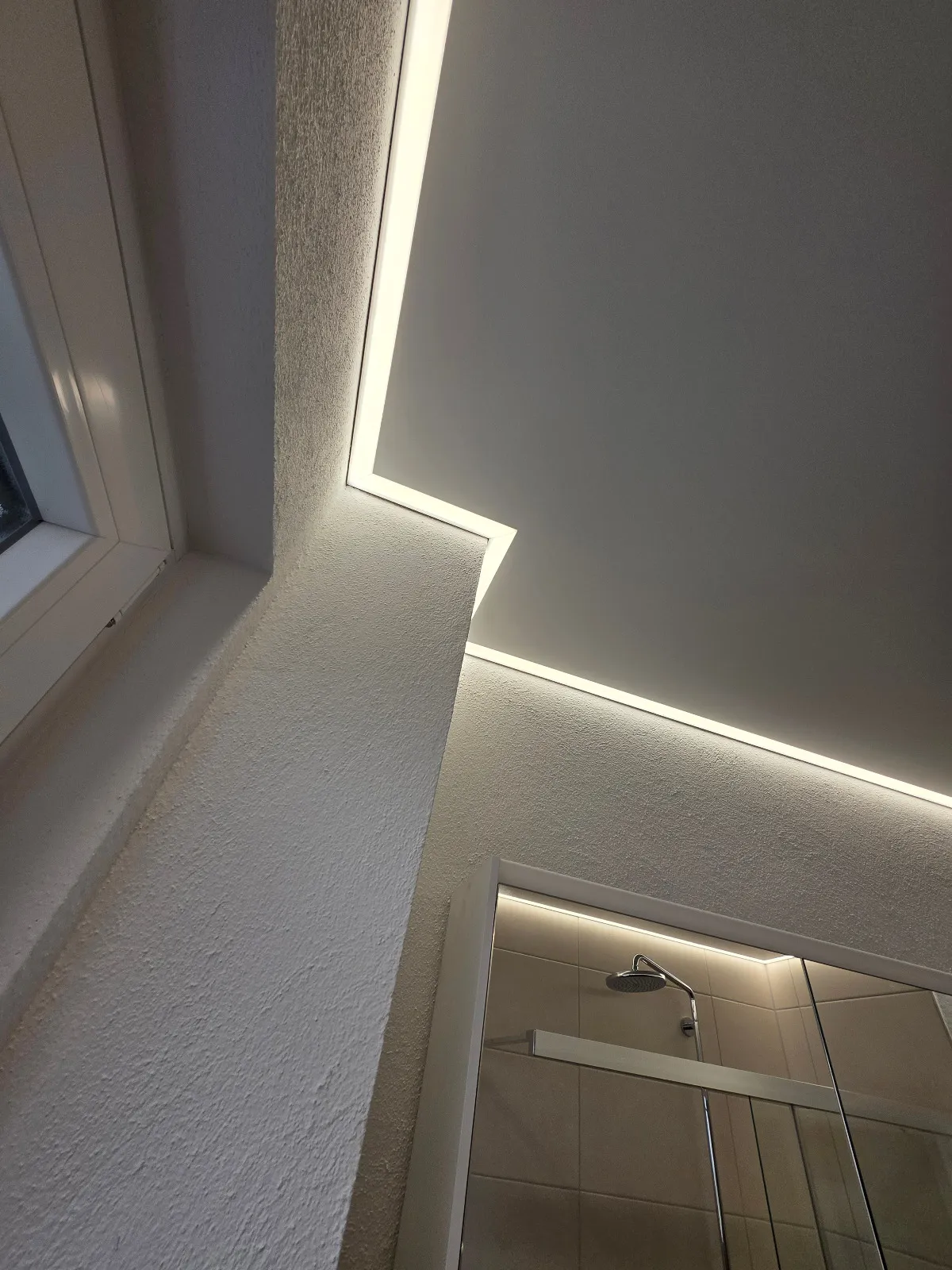 Detail: indirekte Randbeleuchtung folgt dem Wandvorsprung am Fenster