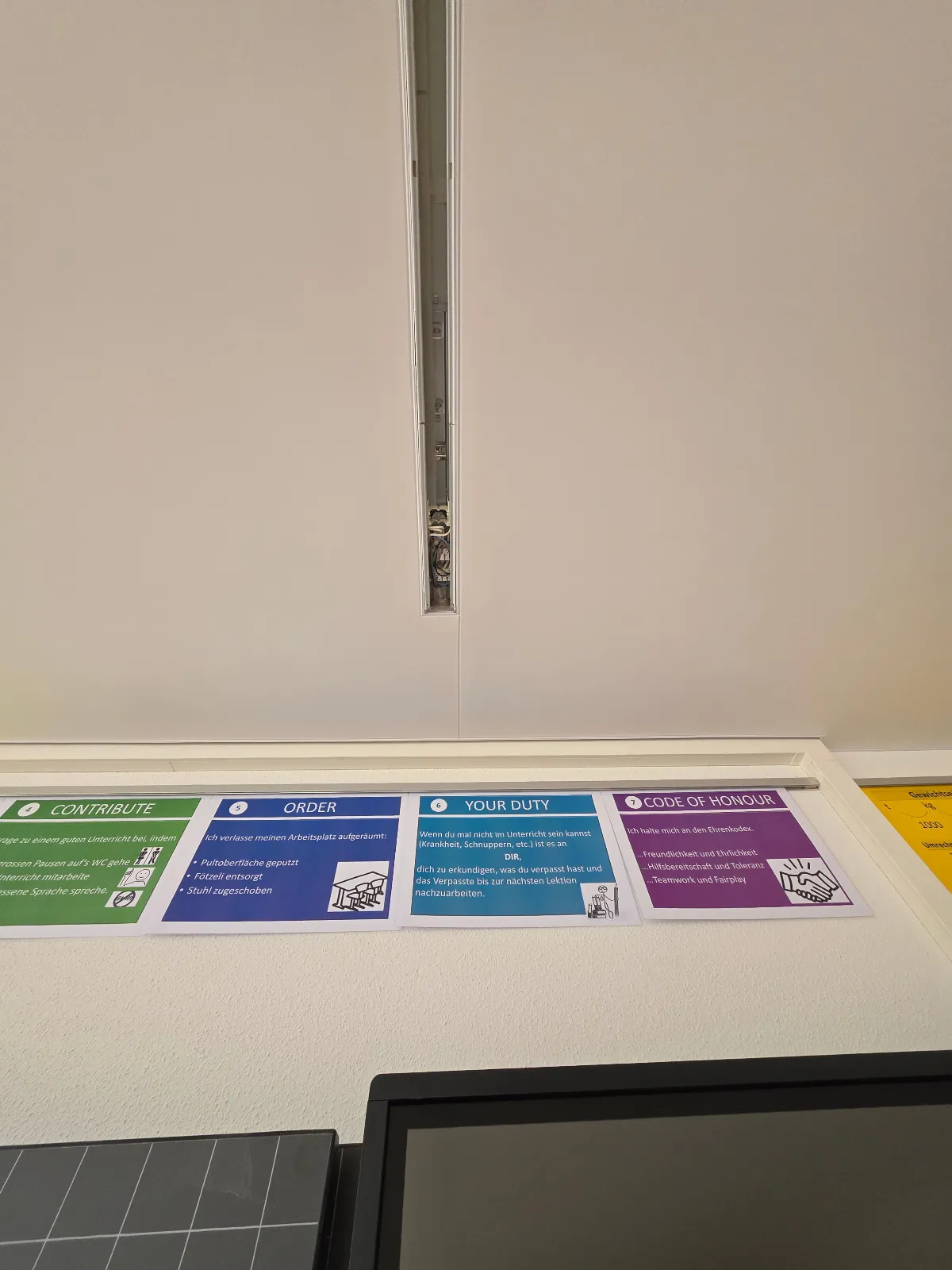 Detail: in die Akustikspanndecke eingelassenes Leuchtenprofil endet an der Wand über der Tafel